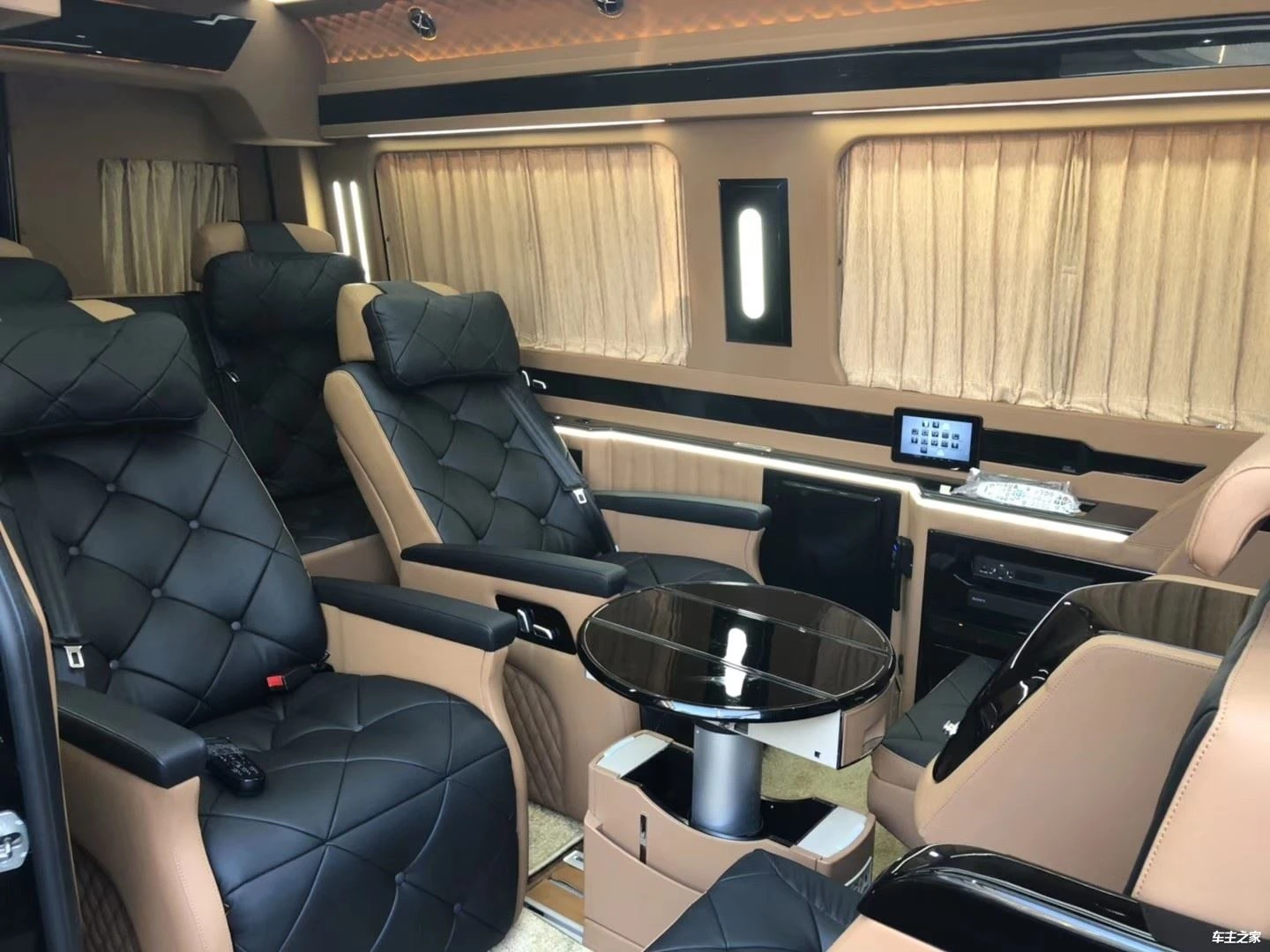 Mercedes-Benz Sprinterの内装改造事例が新登場、内装も外観も豪華です。