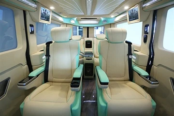 航空グレードの4席、3スクリーン！ ホフロ営業車