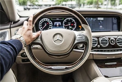 運転中にハンドルを正しく制御するにはどうすればよいですか?
