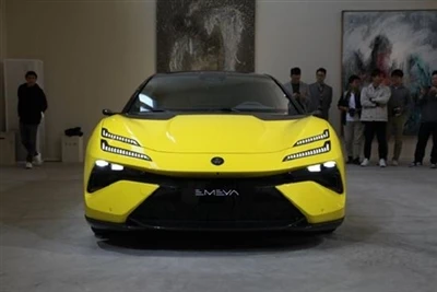 何百万台もの純粋な電気スーパーカーの静的な体験 ロータス エメヤ